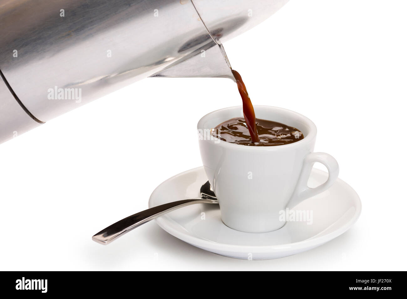 gießen Kaffee aus Kaffeekanne in weißen Kaffeetasse, auf weißem Hintergrund. Stockfoto