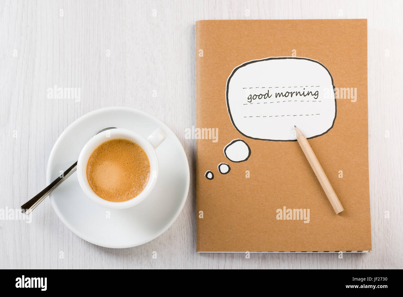 Tasse Kaffee auf weißen Tisch mit Noten und Bleistift. Stockfoto