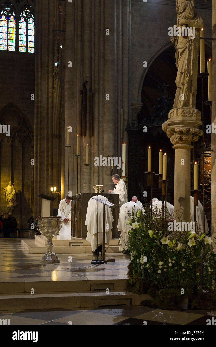 Masse in Notre-Dame de Paris Stockfoto