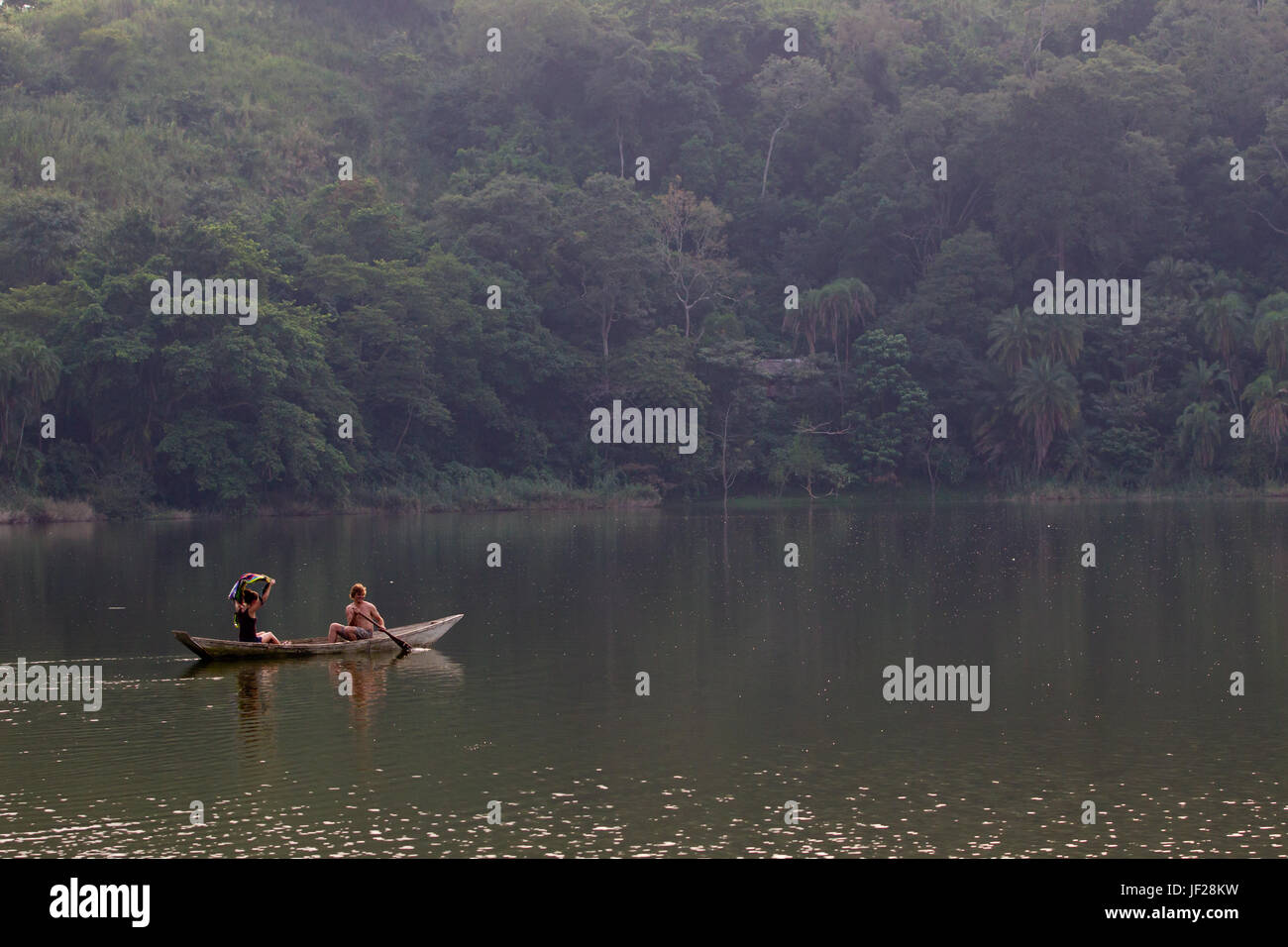 Ugandas Crater Lakes Region ist ein beliebtes Touristenziel. Freuen Sie sich auf zahlreiche kleine Seen, umgeben von hoch aufragenden bewaldeten Hügeln. Stockfoto