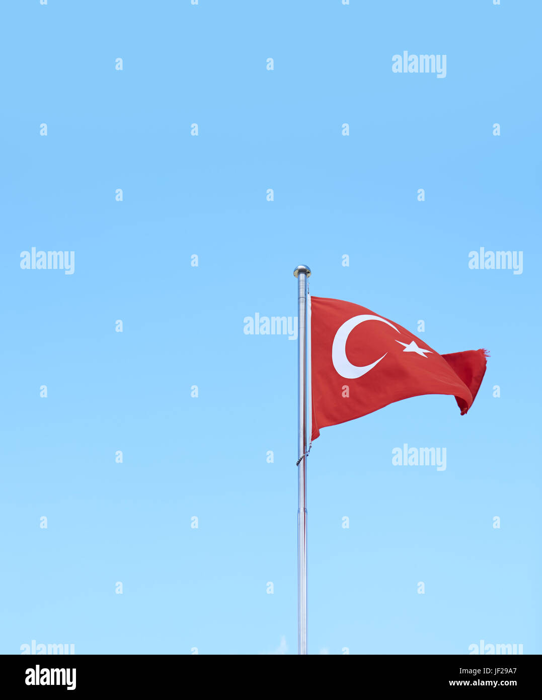 Türkische Flagge gegen Himmel Hintergrund Stockfoto Türkische Flagge gegen Himmel Hintergrund Stockfoto