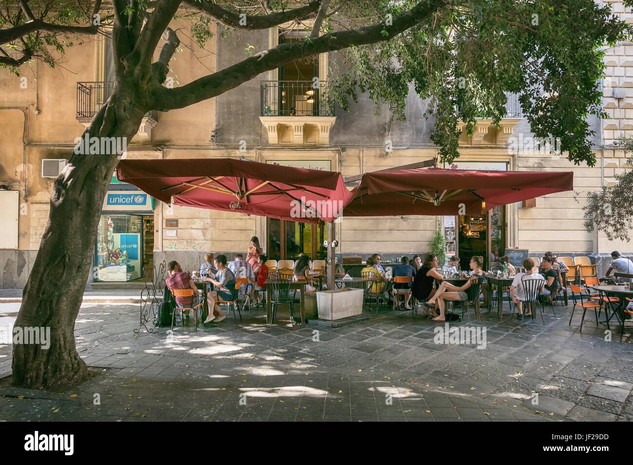 Leute sitzen auf Outdoor Restaurant Stockfoto