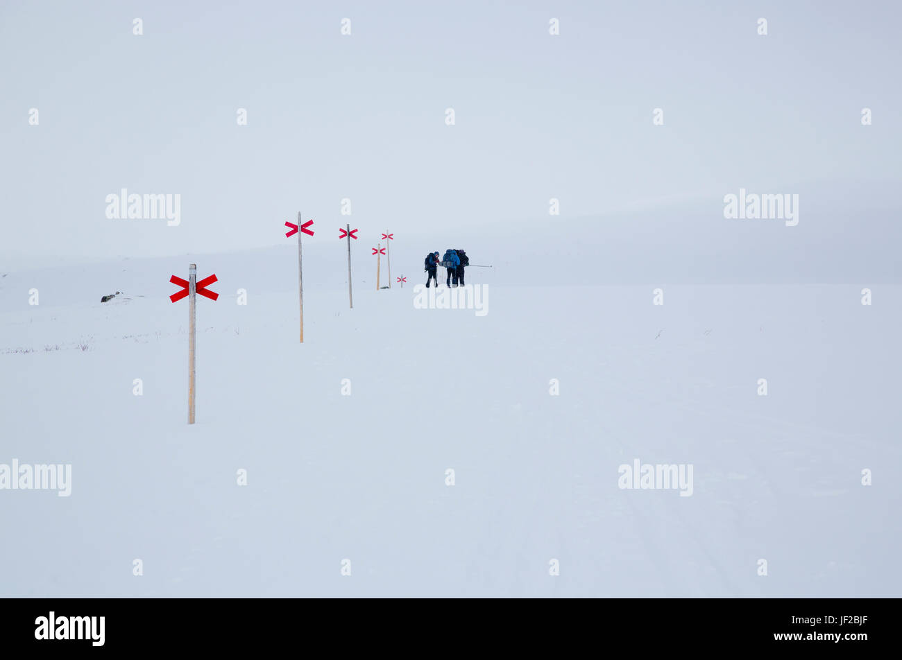 Winterlandschaft mit Trail-Markierungen Stockfoto