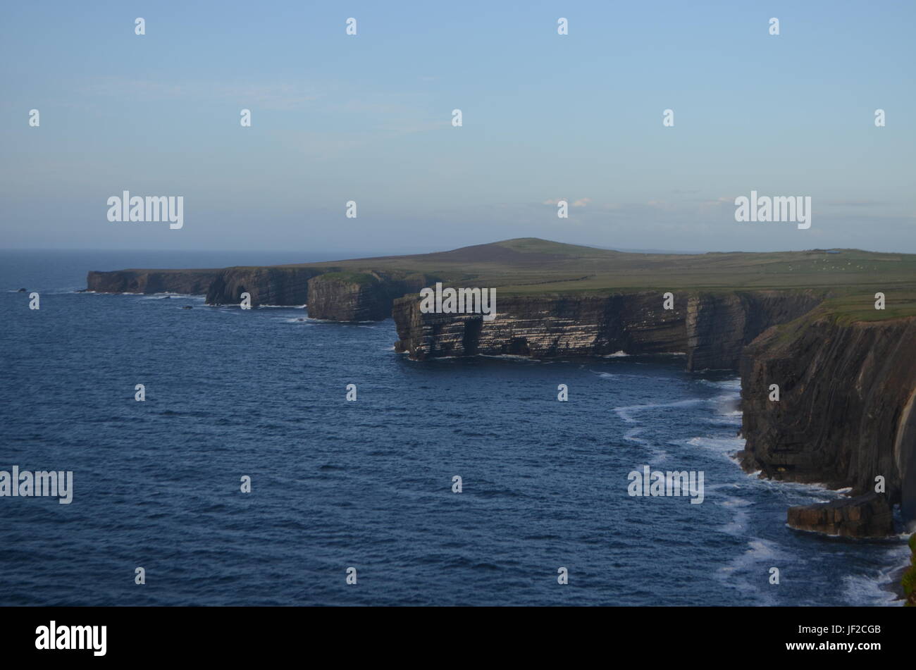 Kilbaha Kliffküste Blick auf Loop Head Peninsula in Clare, Irland Stockfoto
