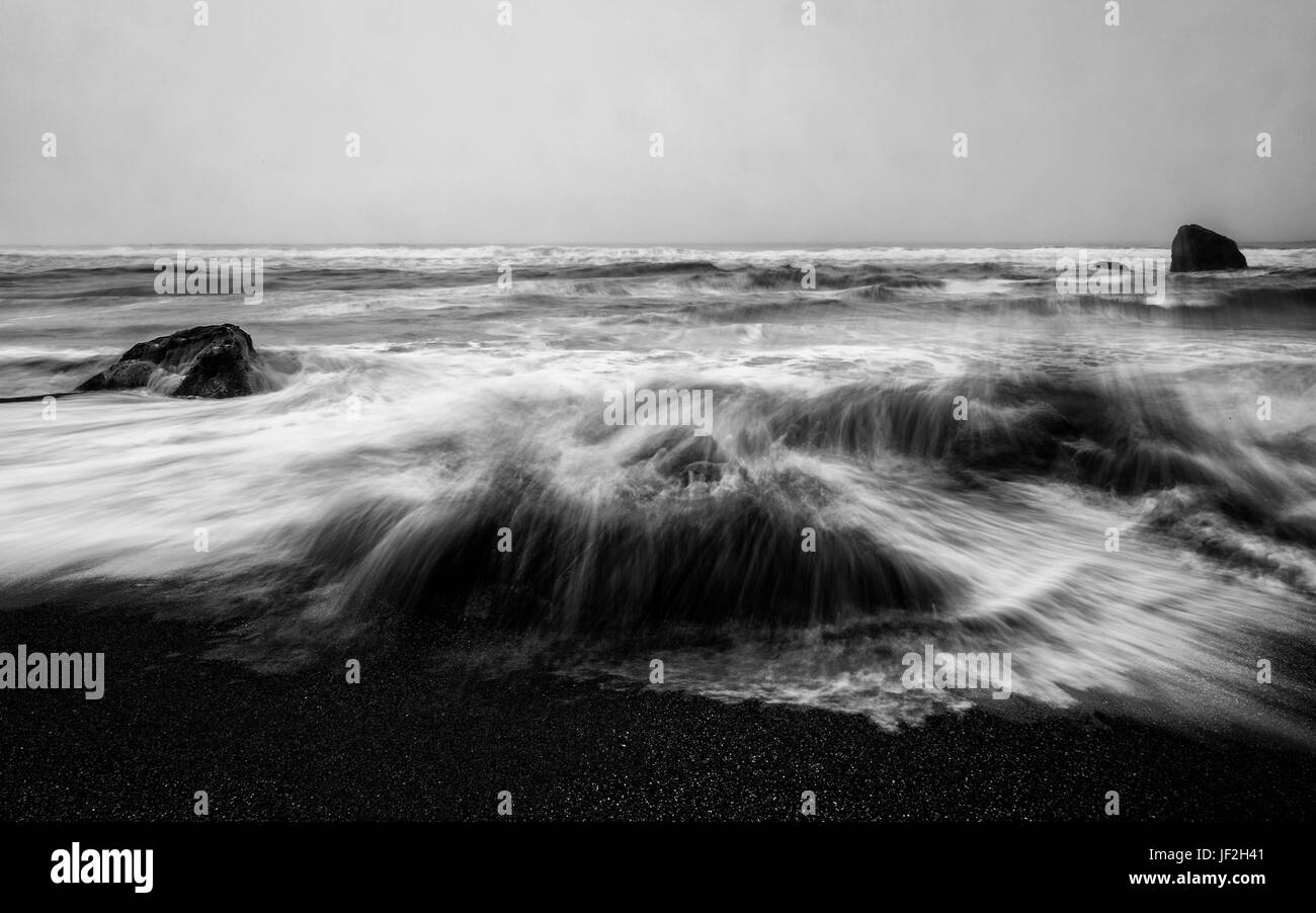Angry Ocean in Schwarz und Weiß Stockfoto