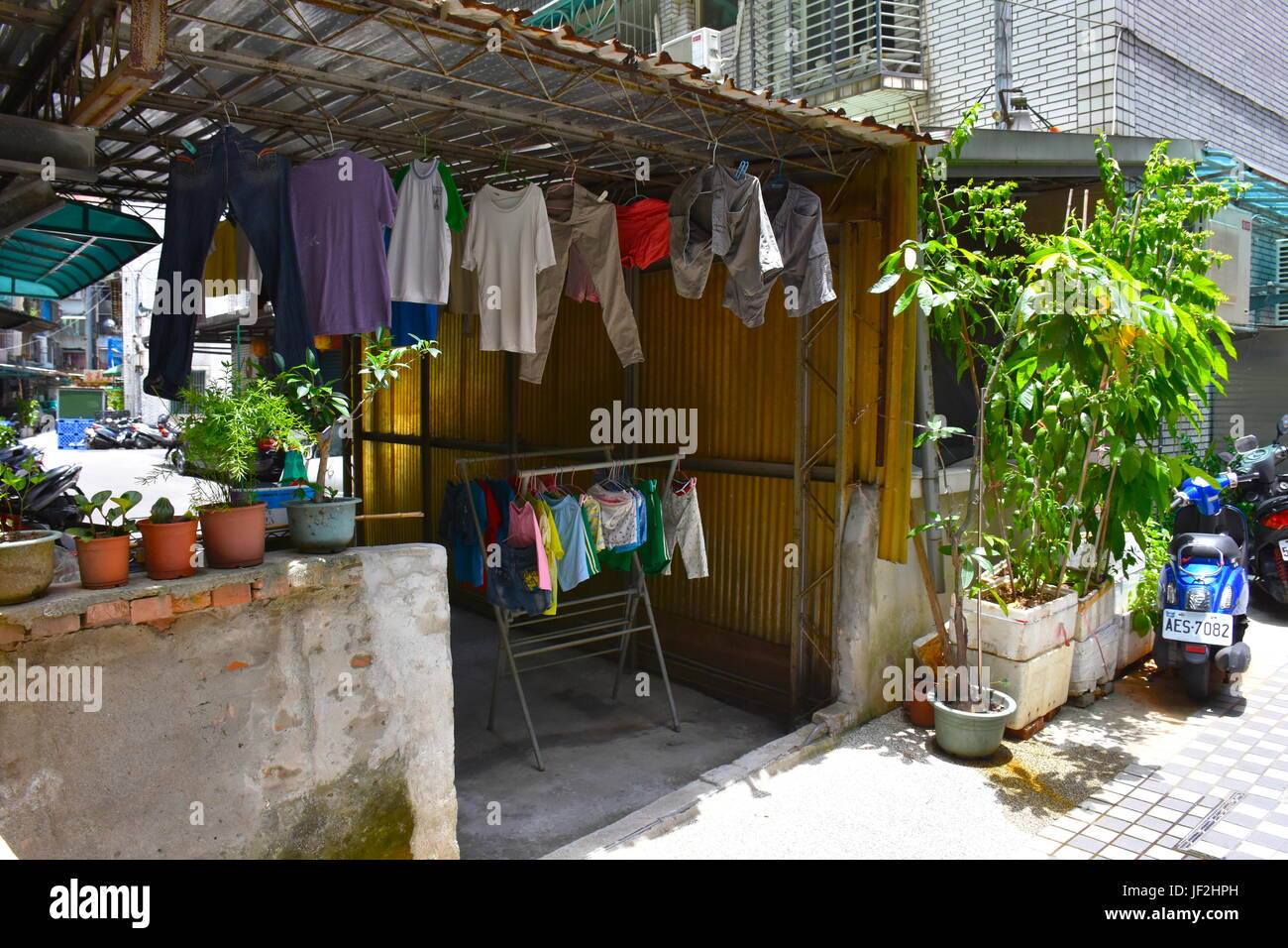 Wobei einige Kleidung hing zum Trocknen nach Hand gewaschen. Diese altmodische Art und Weise ist sehr beliebt in Taiwan, um Geld zu sparen. Stockfoto