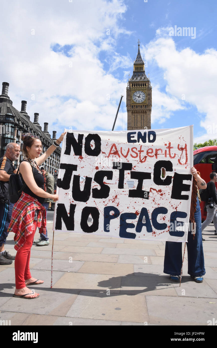 Frauen Marsch auf Downing Street gegen die DUP Prozession, Parliament Square, London UK 24.06.17 Stockfoto