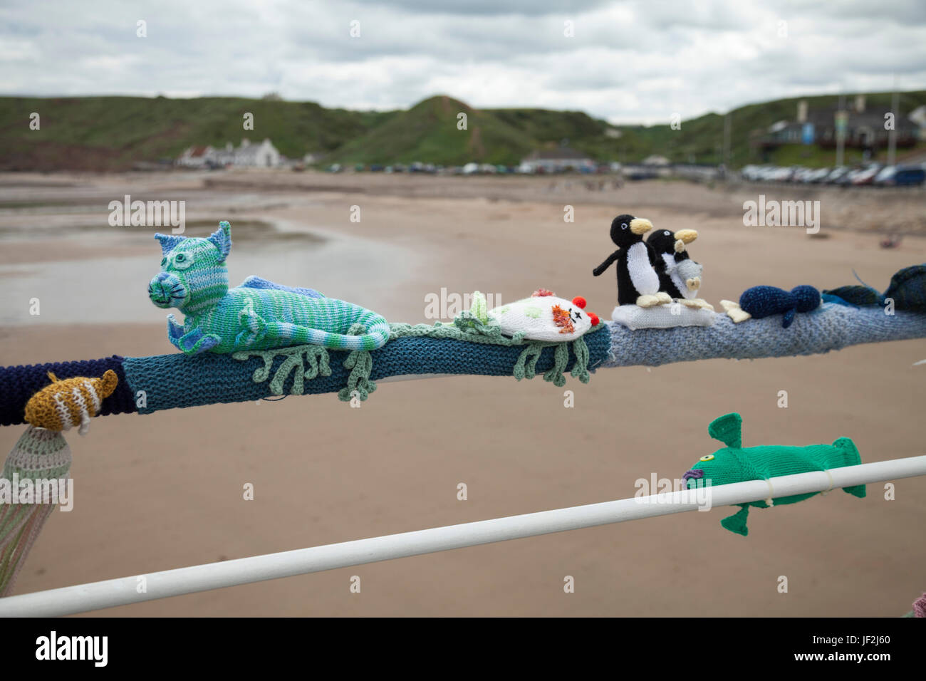 Gestrickte Neuheiteinzelteile drapiert entlang der Pier am Saltburn am Meer, England, UK Stockfoto