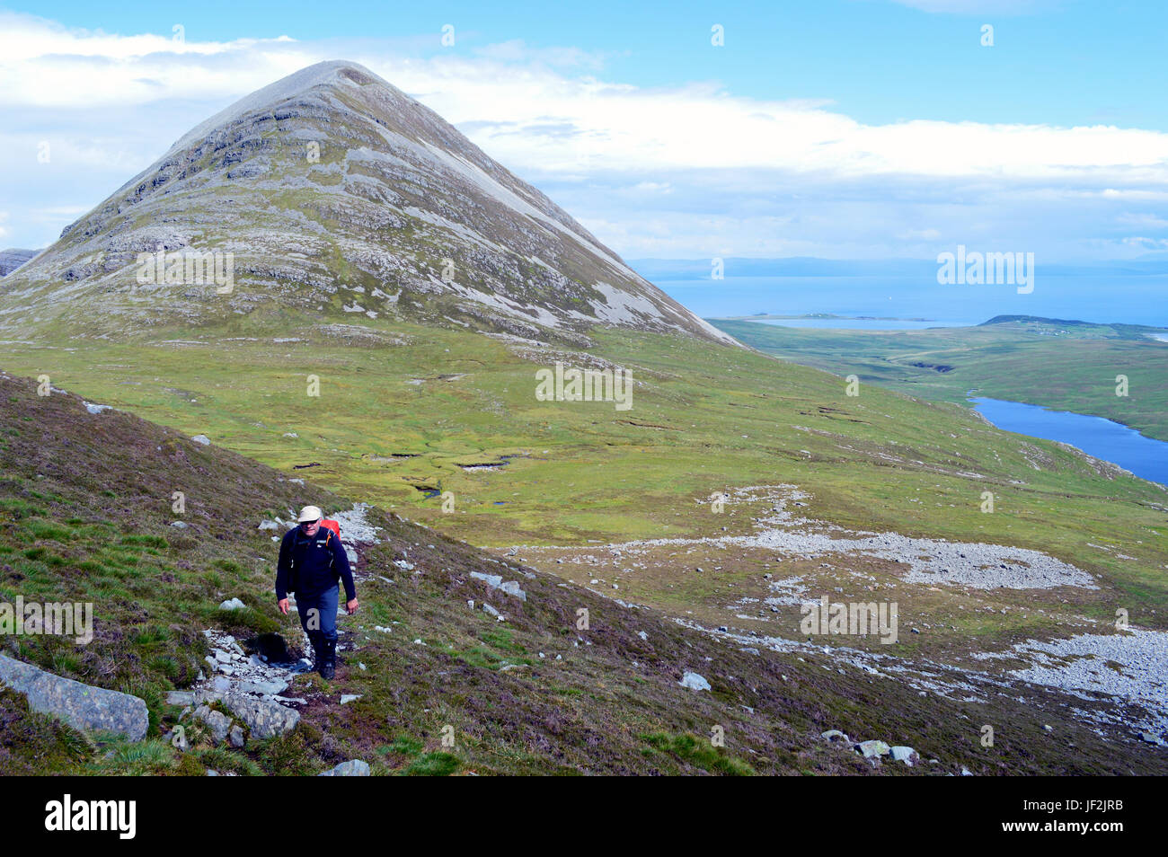 Einsame männliche Hill Walker Klettern die schottischen Berge Corbett Beinn ein Oir mit Graham Beinn Shiantaidh und Loch eine t-Stob in Aussicht (Paps von Jura) Stockfoto