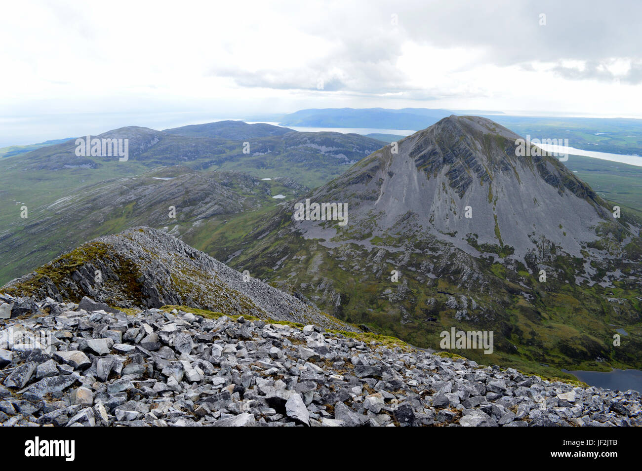 Die Schottischen Berge Graham Beinn a Chaolais vom Gipfel des Schottischen Berge Corbett Beinn ein Oir (Paps von Jura) Schottland, Großbritannien. Stockfoto