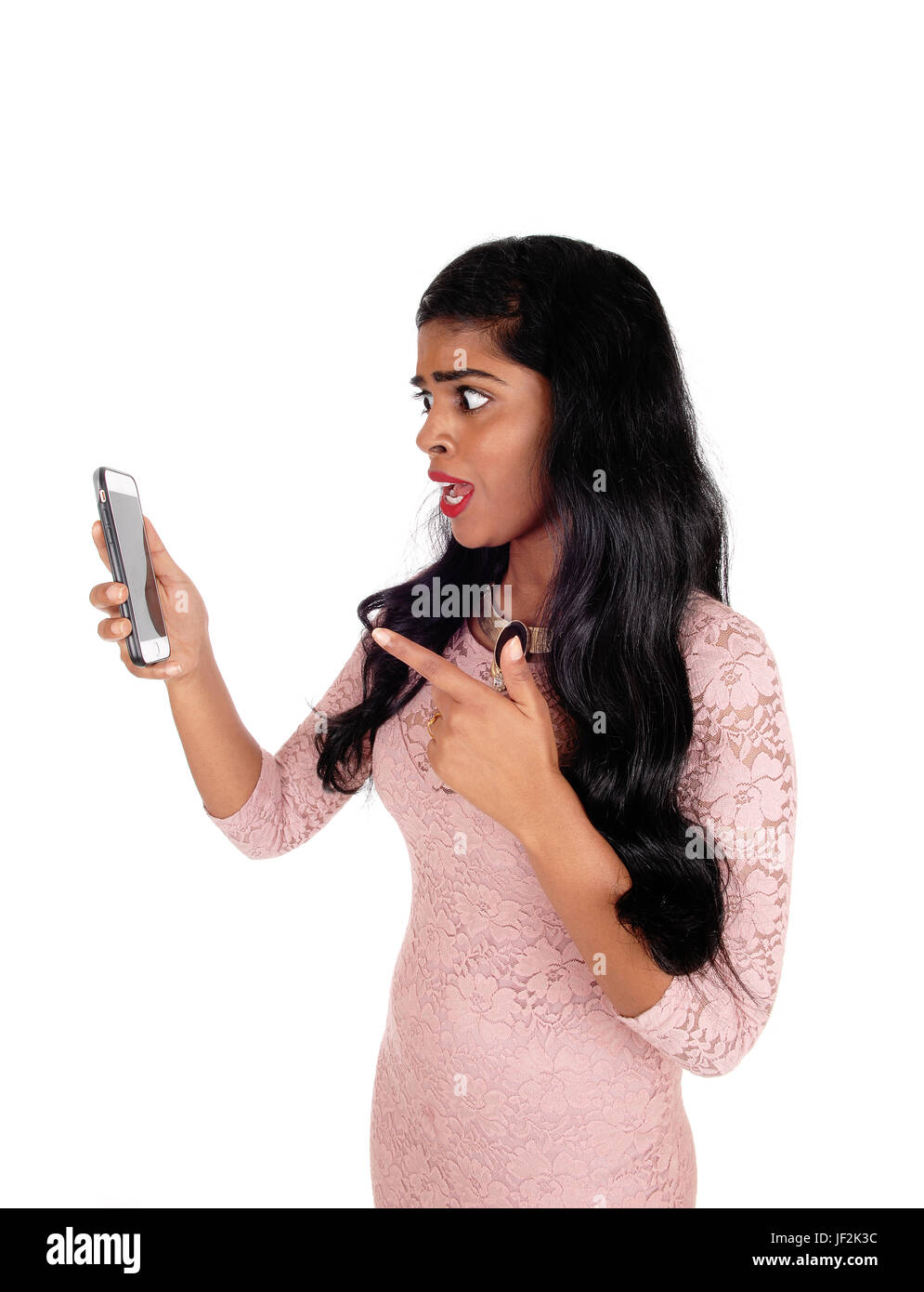 Wütende Frau auf der Suche nach Telefon. Stockfoto