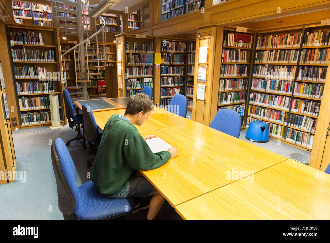 Cambridge University Student Studium in der Bibliothek, Queens College der Universität Cambridge, Cambridge England UK Stockfoto