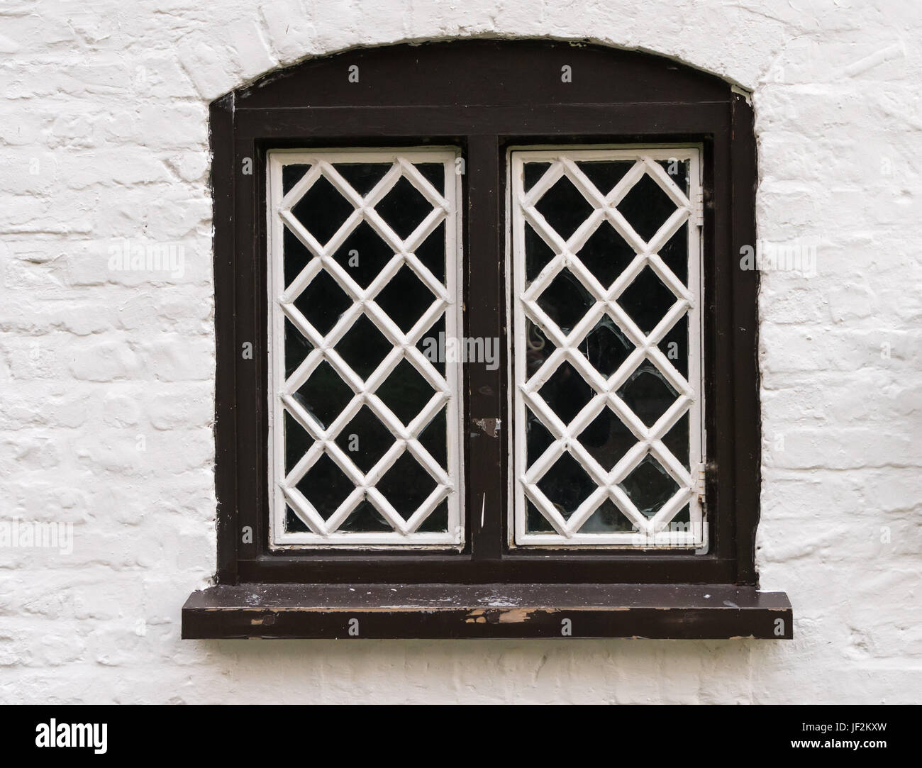 Rautenförmige Scheiben aus Glas im Fenster Stockfoto