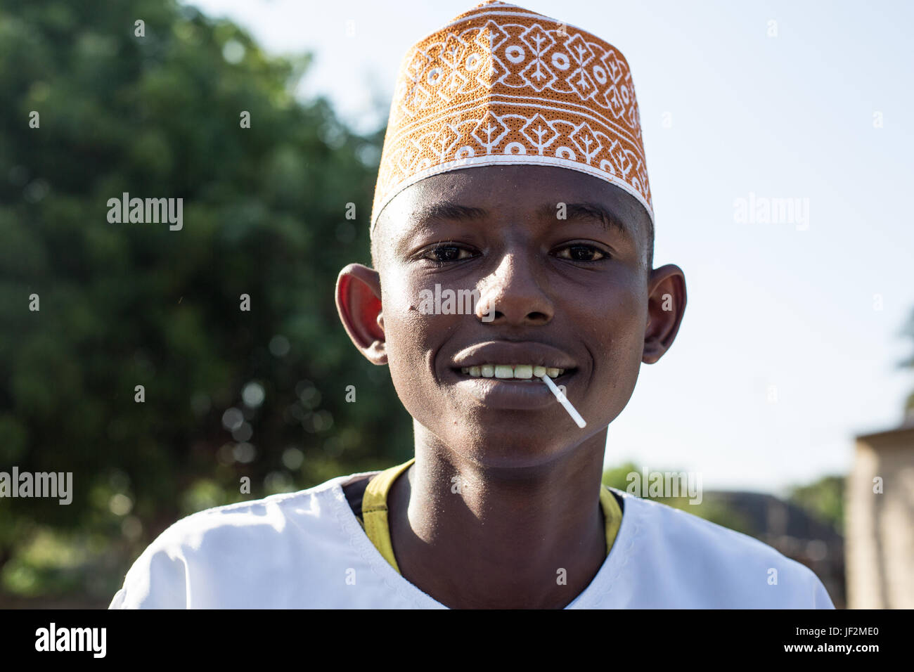 Porträt des jungen gekleidet in traditionellen Kanzu und Kofia (bestickte Mütze) besucht die Maulidi feiern auf der Insel Lamu, Kenia Stockfoto