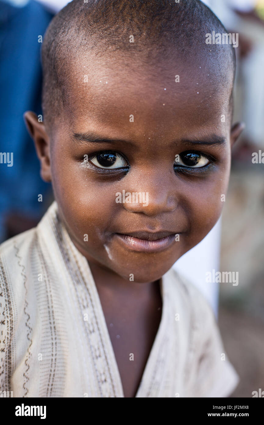 Porträt eines jungen Kindes der Swahili mit Kohl auf ihre Augen, Lamu, Kenia Stockfoto