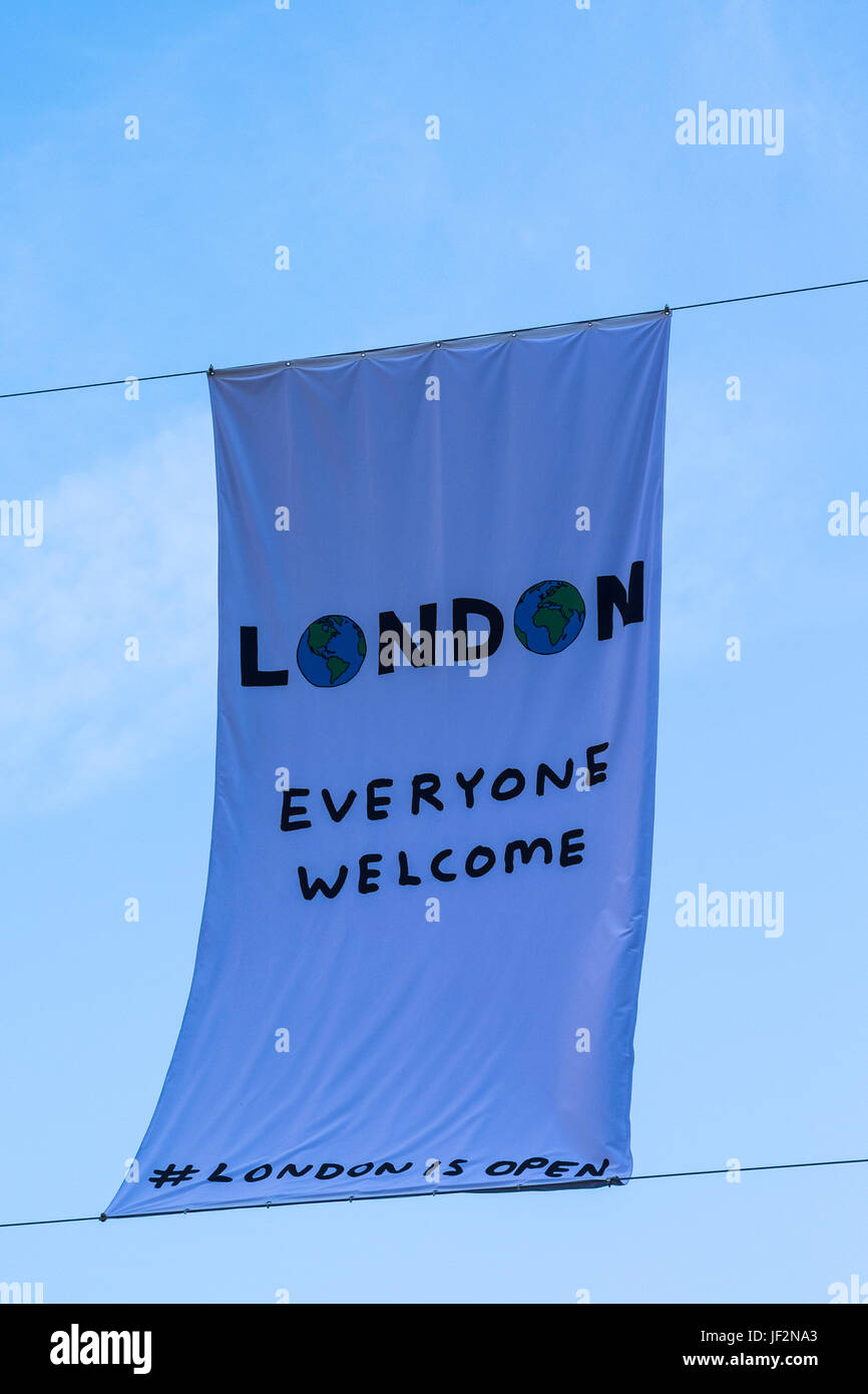 London alle begrüßen & London ist offen-Banner auf der anderen Straßenseite, London, England, Vereinigtes Königreich Stockfoto