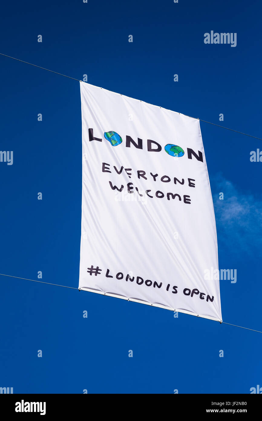 London alle begrüßen & London ist offen-Banner auf der anderen Straßenseite, London, England, Vereinigtes Königreich Stockfoto