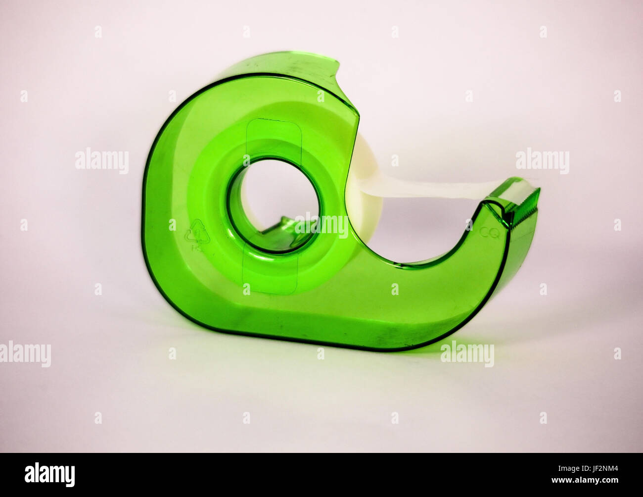 Eine grüne Kleber Klebe- oder Magic Tape Plastikhalter oder dispenser Stockfoto