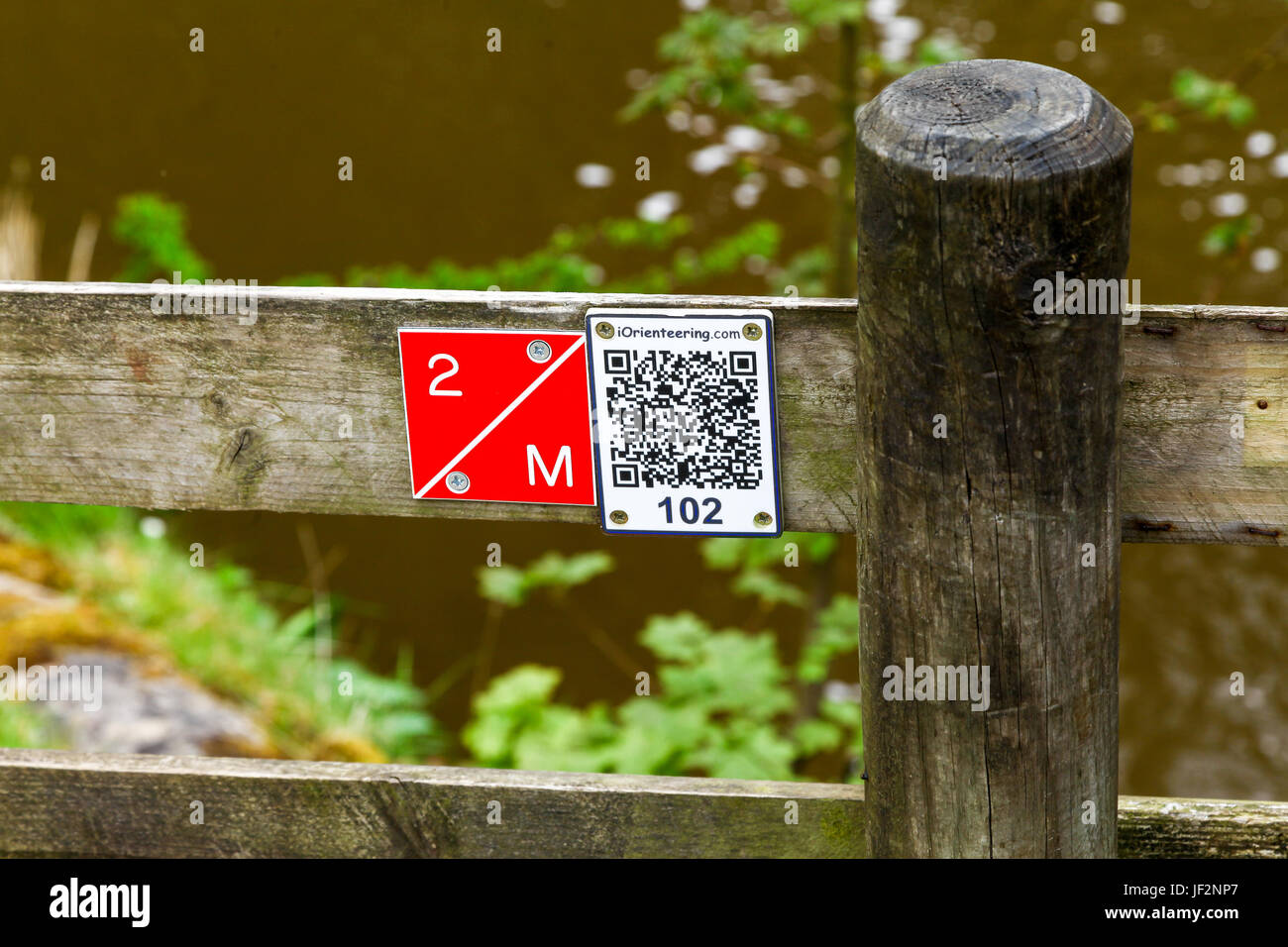 Ein Orientierungslauf QR Code Steuerelement Marker von iOrienteering.com auf einem Holzzaun Stockfoto