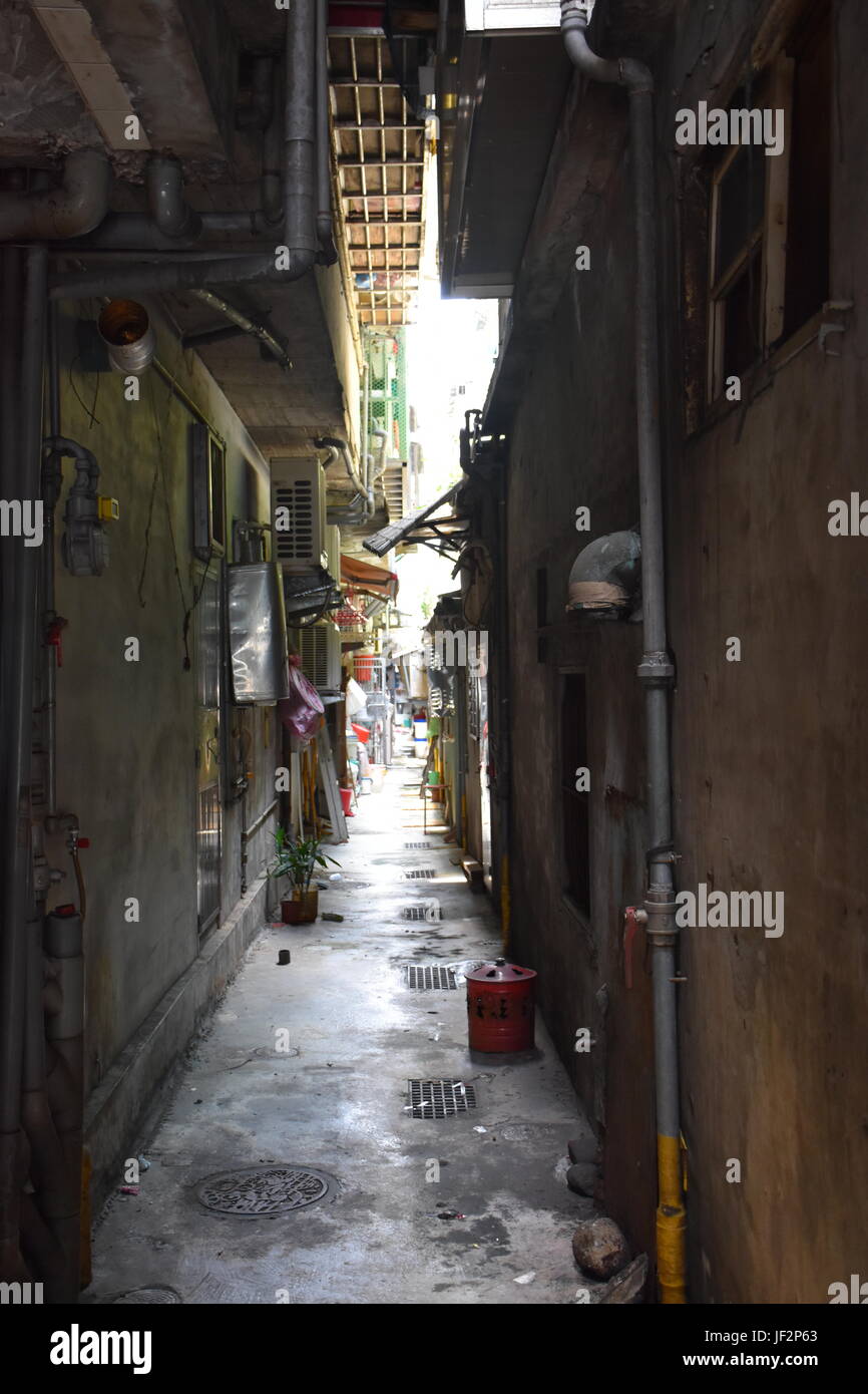 Einen winzigen Verbündeten Weg zwischen Gebäuden, die Menschen sicher hin und her gehen, kommt man schnell zu den Geschäften auf der Straße. Taiwan Stockfoto