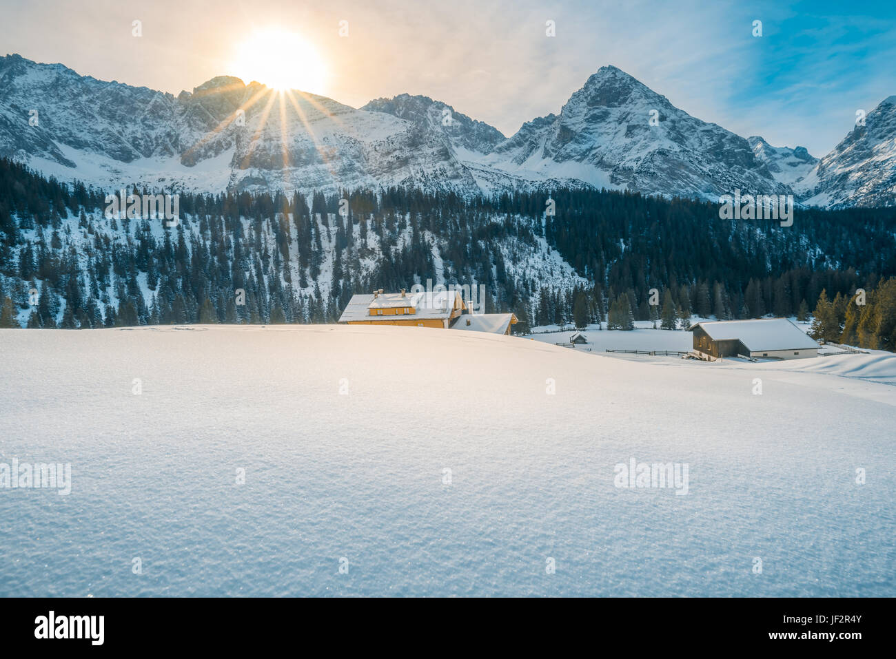 Bergwinter an einem sonnigen Tag Stockfoto