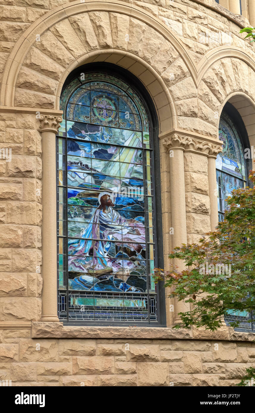 Die Glasfenster der Kapelle der Stanford University in Palo Alto, CA, USA Stockfoto