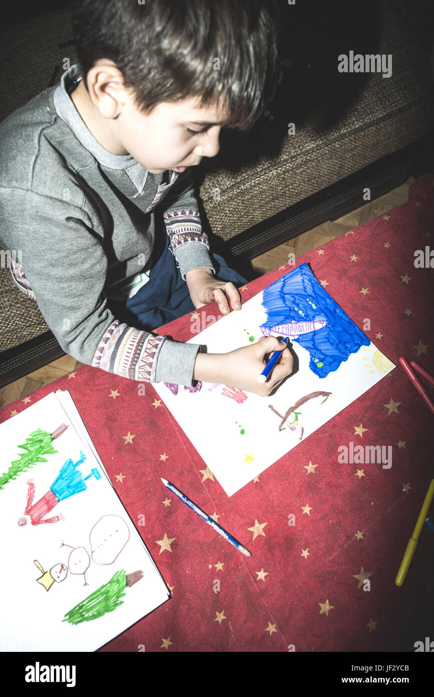 Kind malen -Fotos und -Bildmaterial in hoher Auflösung – Alamy