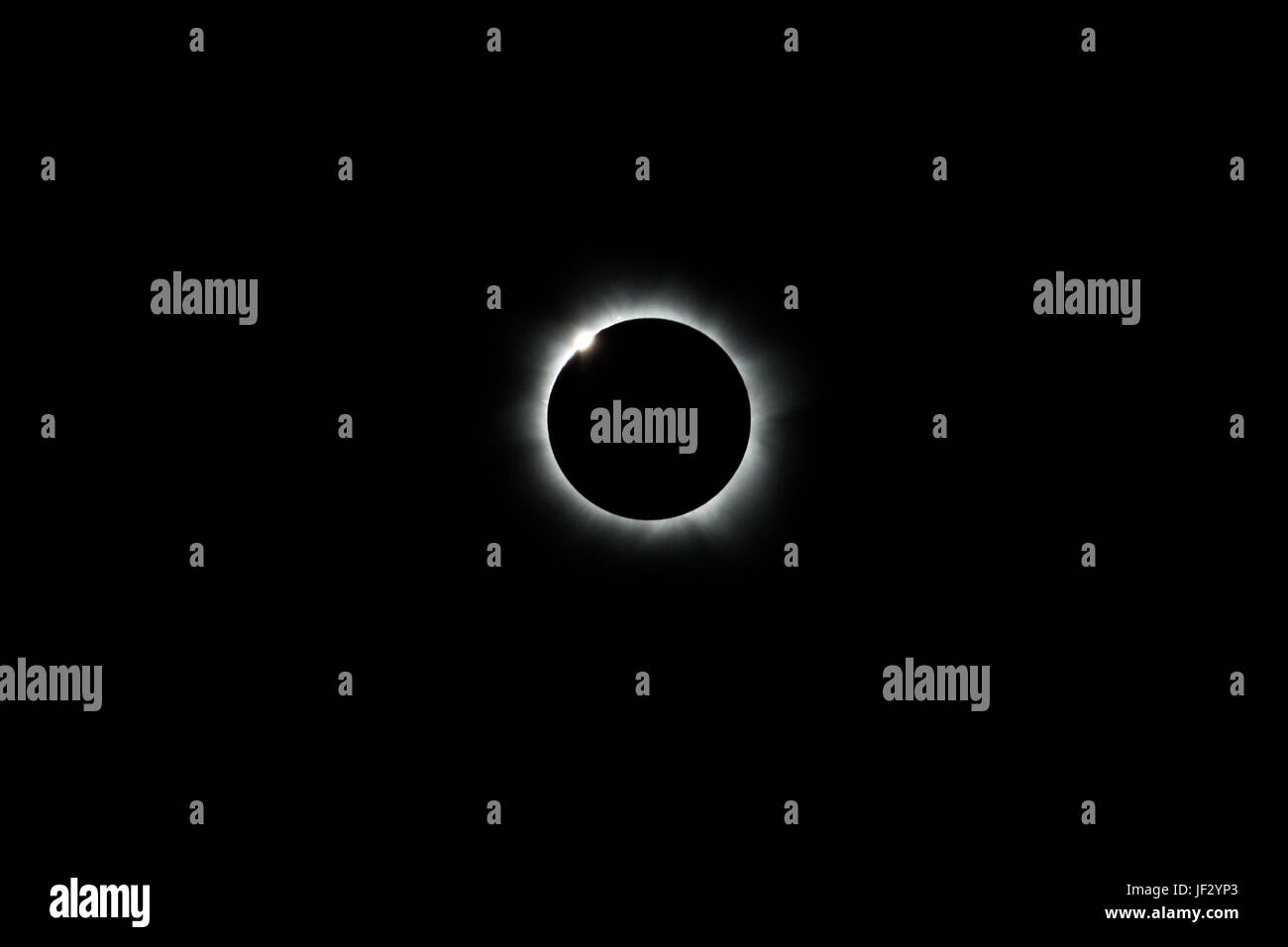 Der Mond Verdeckt Die Sonne Vollstandig Wahrend Einer Totalen