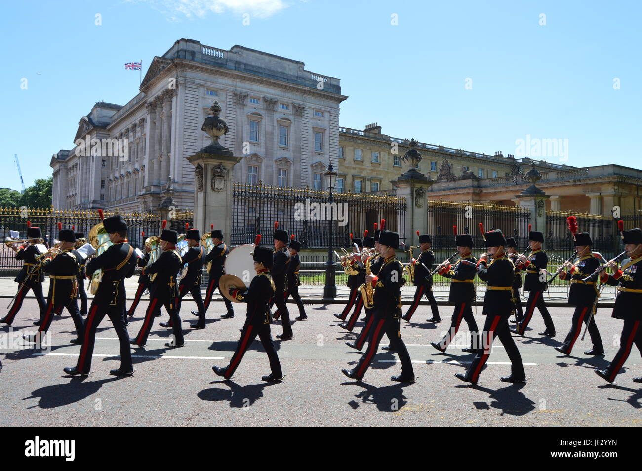 Stock Foto 10. Juni 2017. Massierten Militärmusik marschieren vorbei Buckingham Palace am Ende der Probe für Queens Birthday Parade Stockfoto