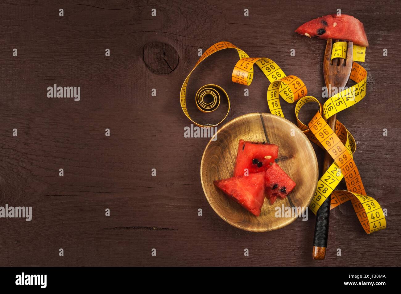 Diätetische Konzept. Melone auf einem Holztisch. Strenge Diät. Reduktion mit Übergewicht Stockfoto