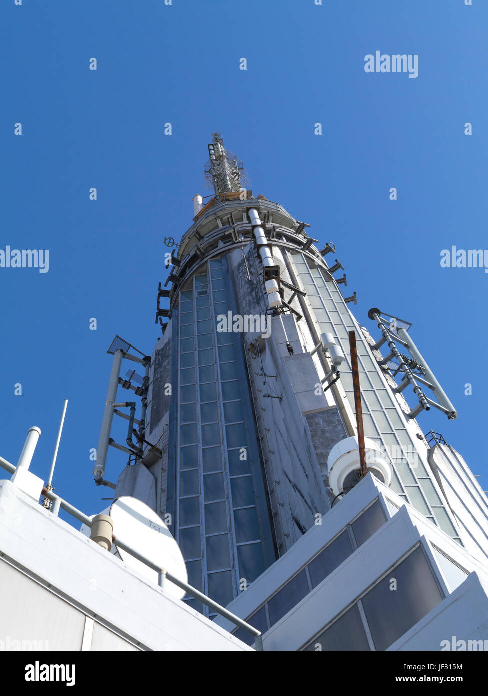 Empire State Building, New York, Spitze des Turms mit Stars and Stripes Flagge von Aussichtsplattform Stockfoto