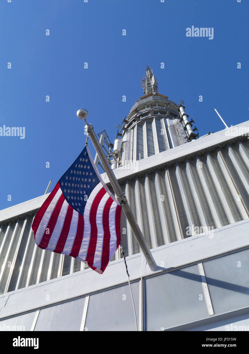 Empire State Building, New York, Spitze des Turms mit Stars and Stripes Flagge von Aussichtsplattform Stockfoto