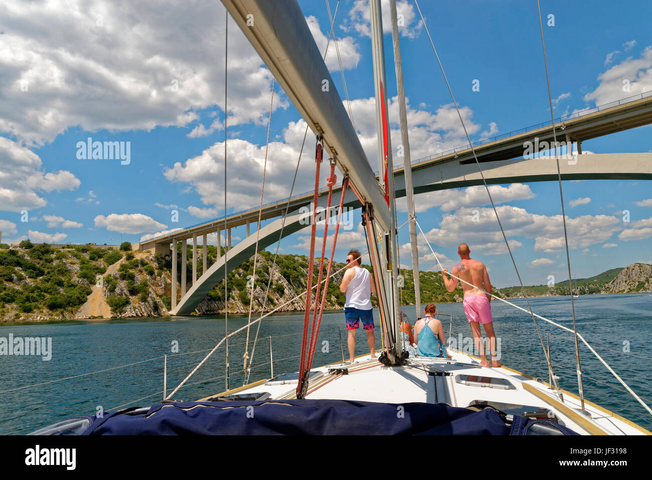 Kreuzfahrten der Cikola-Fluss bis zu in der Nähe von Nationalpark Krka und Wasserfälle Sibenik, Kroatien. Stockfoto