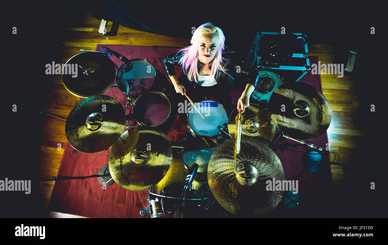 Rocker-Mädchen-Schlagzeuger Stockfoto
