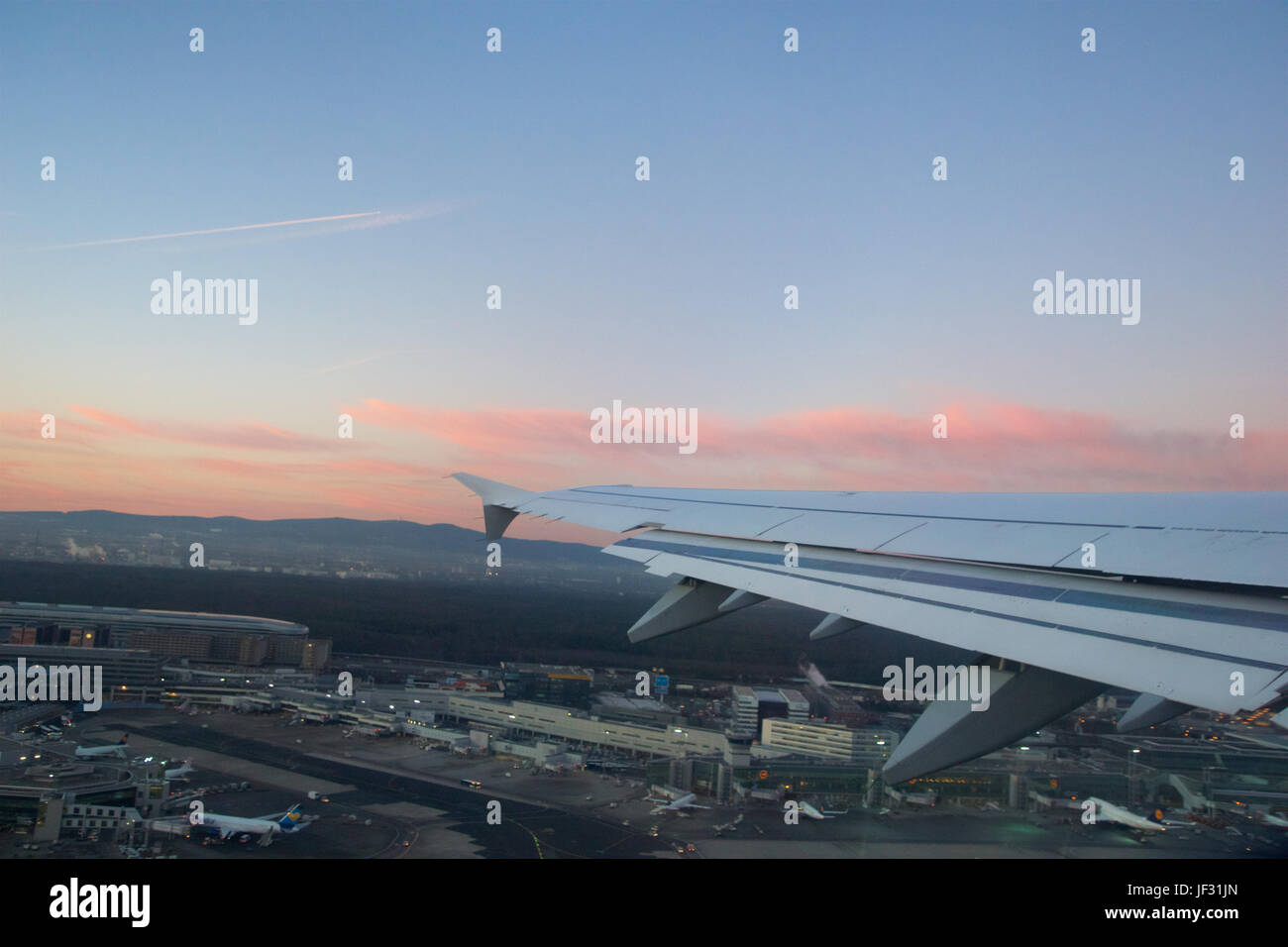 FRANKFURT, Deutschland - 20. Januar 2017: Blick auf den Sonnenuntergang, Deutschland im Winter und Flugzeug Flügel von innen das Flugzeug während meiner Lufthansa Flug nach Oslo. Stockfoto