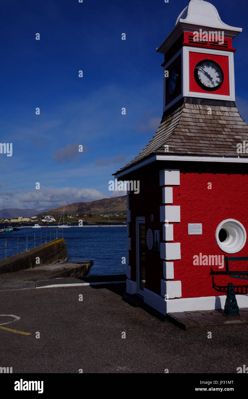 Der Uhrturm in Knightstown, Valentia Island, County Kerry, Irland. Ein Ziel auf dem Ring of Kerry & Wild Atlantic Way. Stockfoto