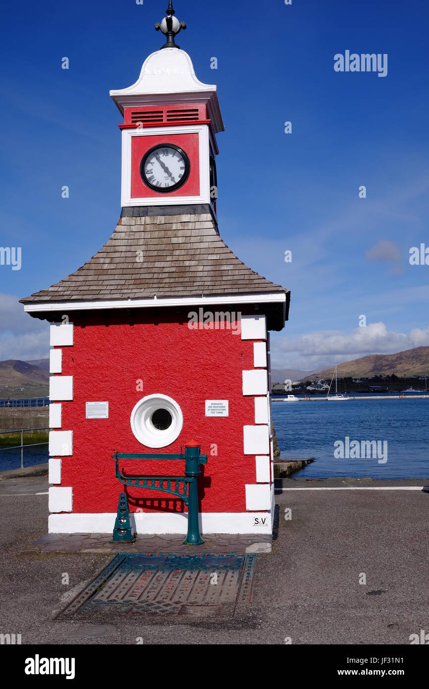 Der Uhrturm in Knightstown, Valentia Island, County Kerry, Irland. Ein Ziel auf dem Ring of Kerry & Wild Atlantic Way. Stockfoto