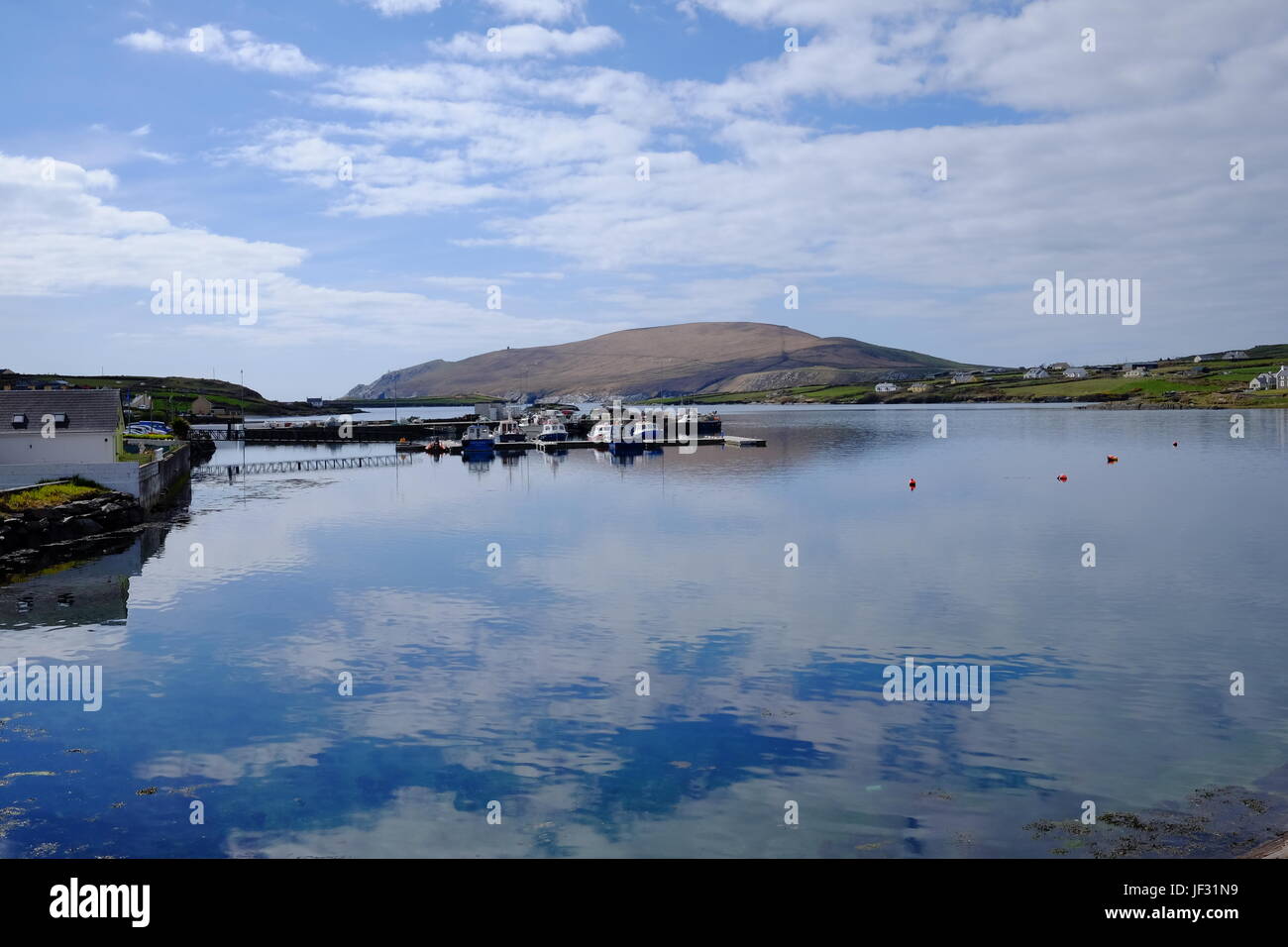 Portmagee, County Kerry, Irland entlang der Ring of Kerry und die Wild Atlantic Way mit Valentia Island im Hintergrund. Stockfoto