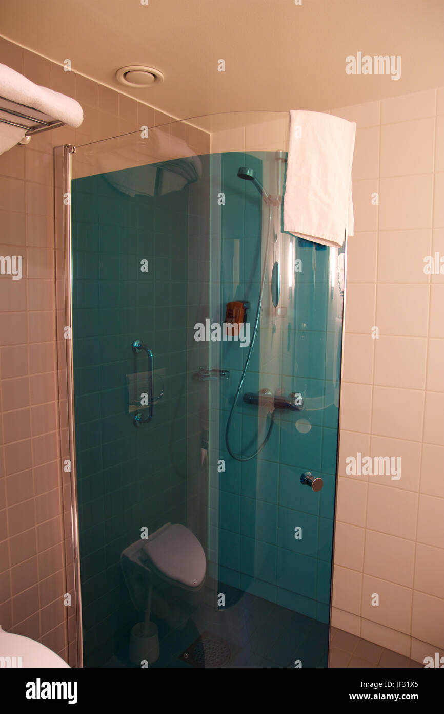 OSLO, Norwegen - 20. Januar 2017: modernes und geräumiges Badezimmersuite mit Luxus und funktional in einem Flughafen Park Inn hotel Stockfoto OSLO, Norwegen - 20. Januar 2017: modernes und geräumiges Badezimmersuite mit Luxus und funktional in einem Flughafen Park Inn hotel Stockfoto