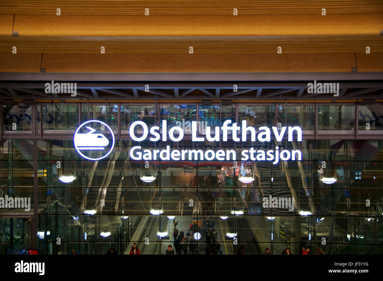 OSLO, Norwegen - 20. Januar 2017: The Lufthavn Flughafen Gardermoen OSL ist Hauptdrehkreuz inländischen und internationalen Flughafen-terminal in Norwegen. Zeichen des Bahnhofs. Stockfoto