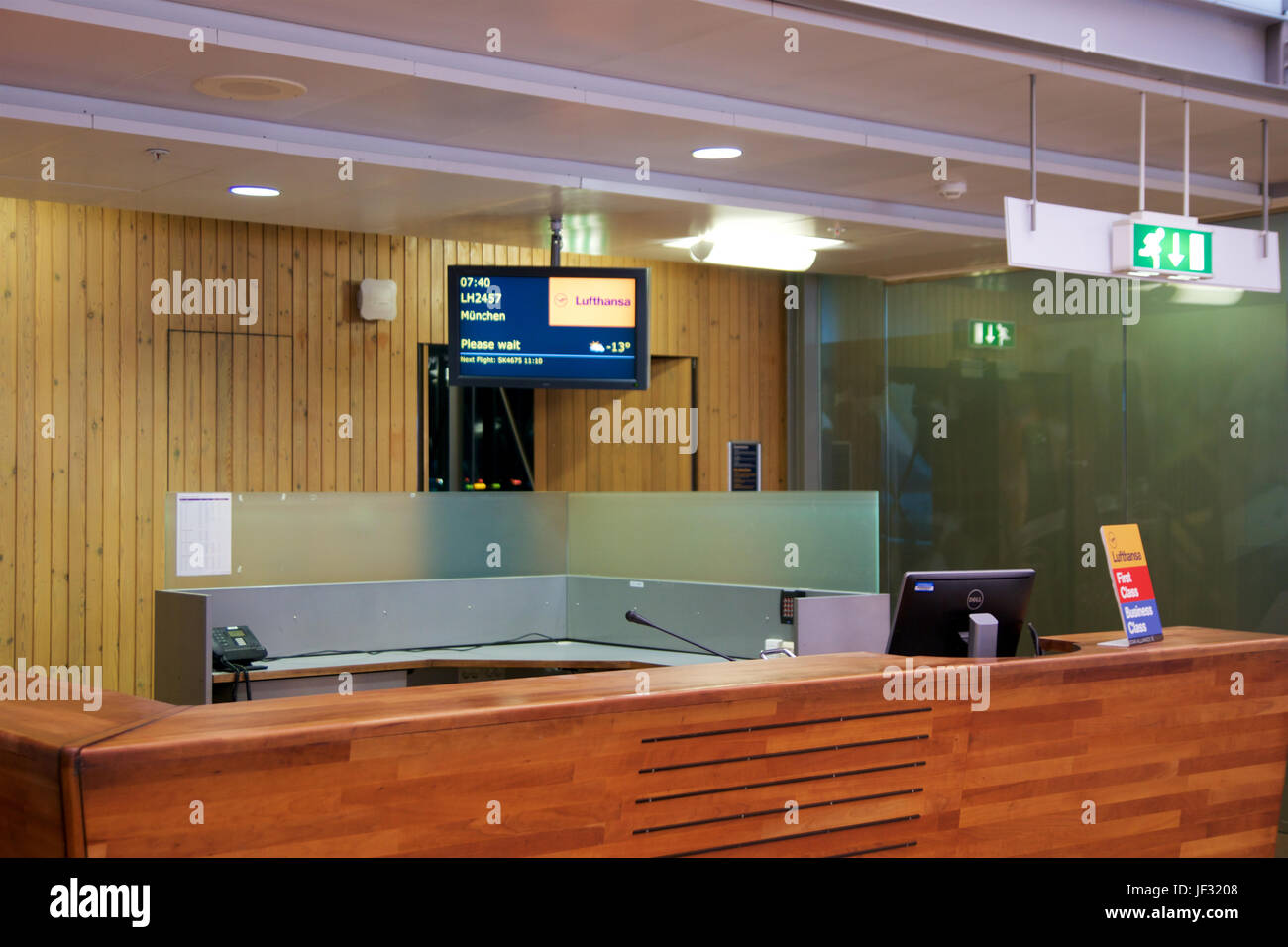 OSLO, Norwegen - 21. Januar 2017: Lufthansa Boarding Gate am Flughafen OSL für mein Business Class Flug nach München, Abfahrt Bildschirm Stockfoto