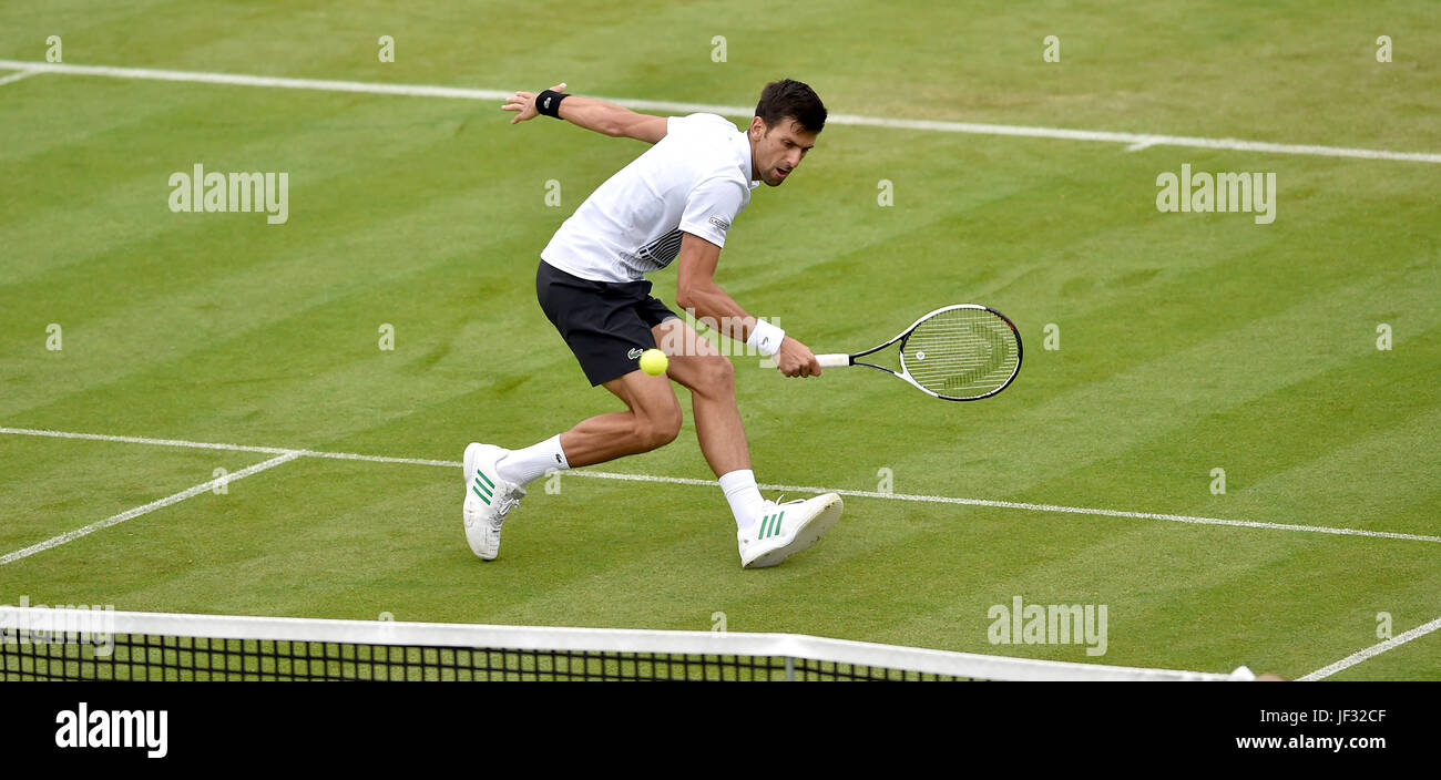 Novak Djokovic aus Serbien im Einsatz beim Aegon International Eastbourne Tennisturnier im Devonshire Park , Eastbourne Sussex UK . 28. Juni 2017 Stockfoto