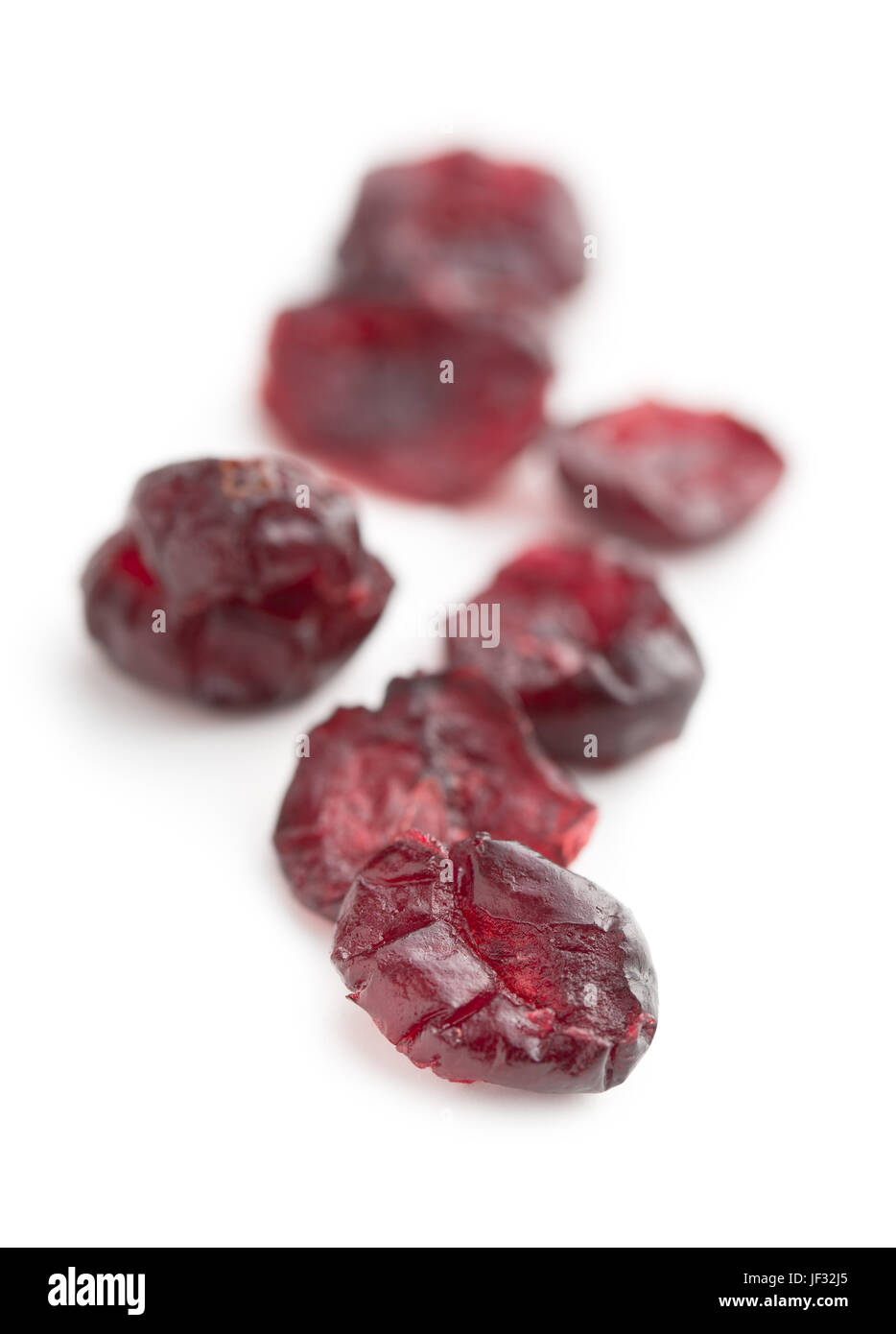 Leckere getrocknete Cranberries isoliert auf weißem Hintergrund. Stockfoto