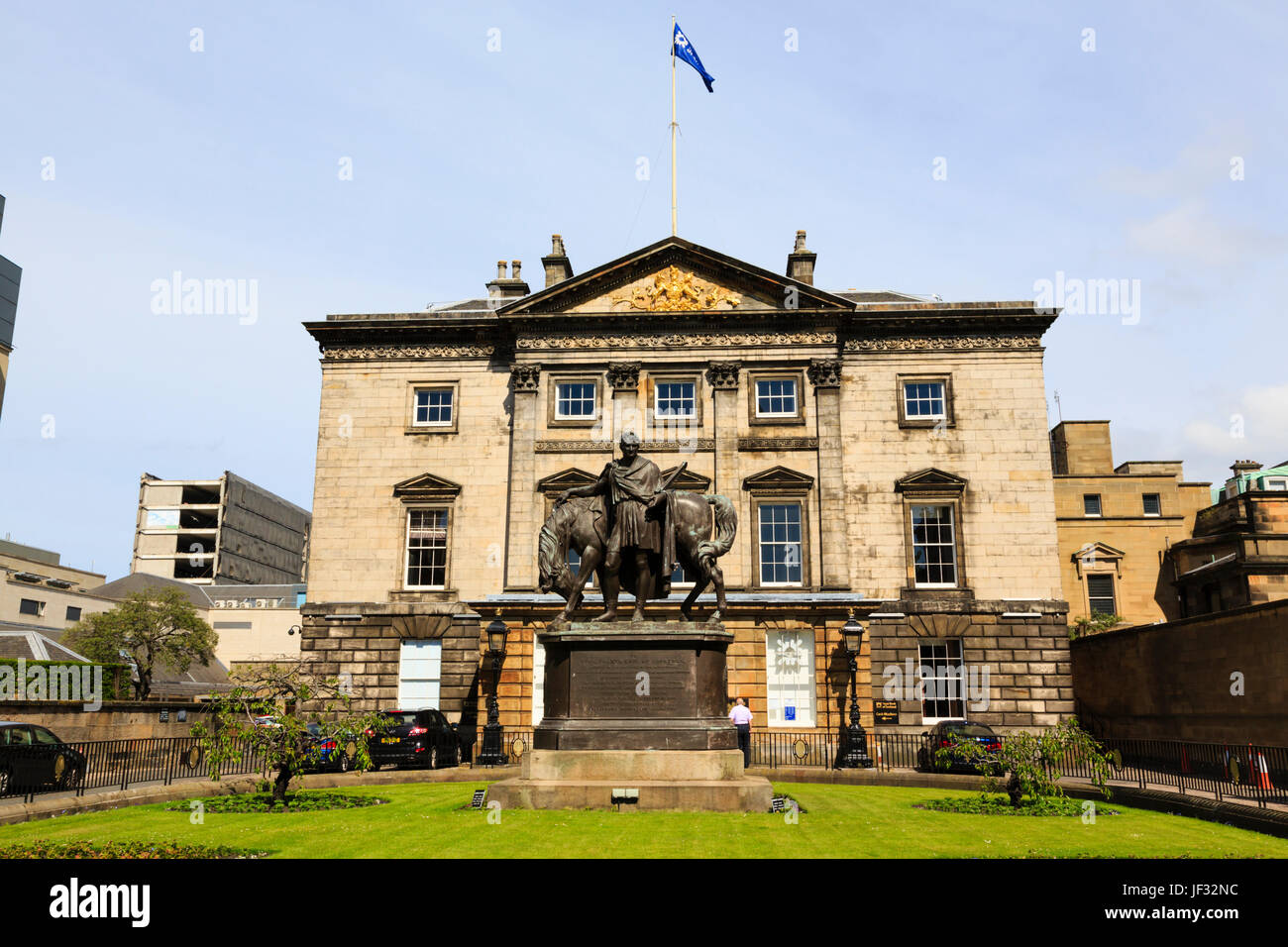Royal Bank of Scotland, mit Statue von General Iohn John Hope, 4. Earl of Hopetoun. Edinburgh, Schottland. Stockfoto