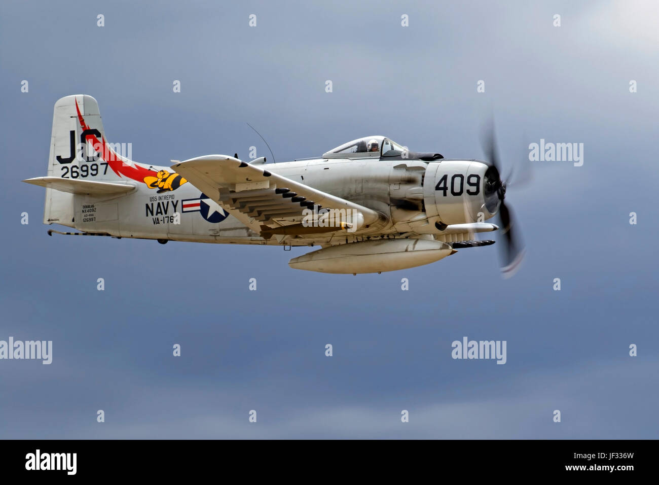 Flugzeug a-1 Skyraider Vietnamkrieg-Ära Kämpfer fliegen bei Flugschau Stockfoto