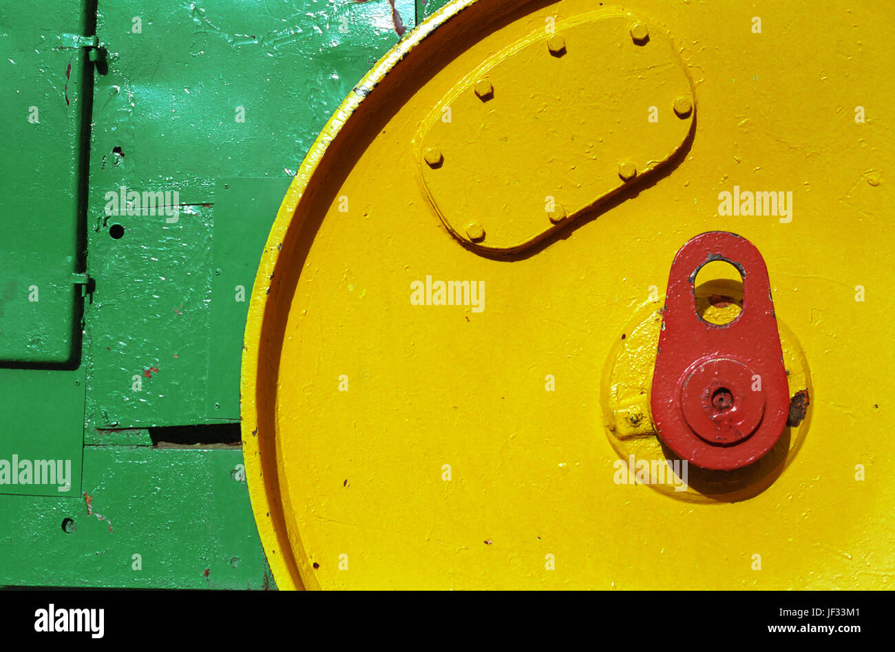 Eine alte Dampfwalze, gemalt, leuchtend gelb, grün und rot, als Spielplatz Artikel, Glebe Park, Bowral, NSW, Australien genutzt. Stockfoto