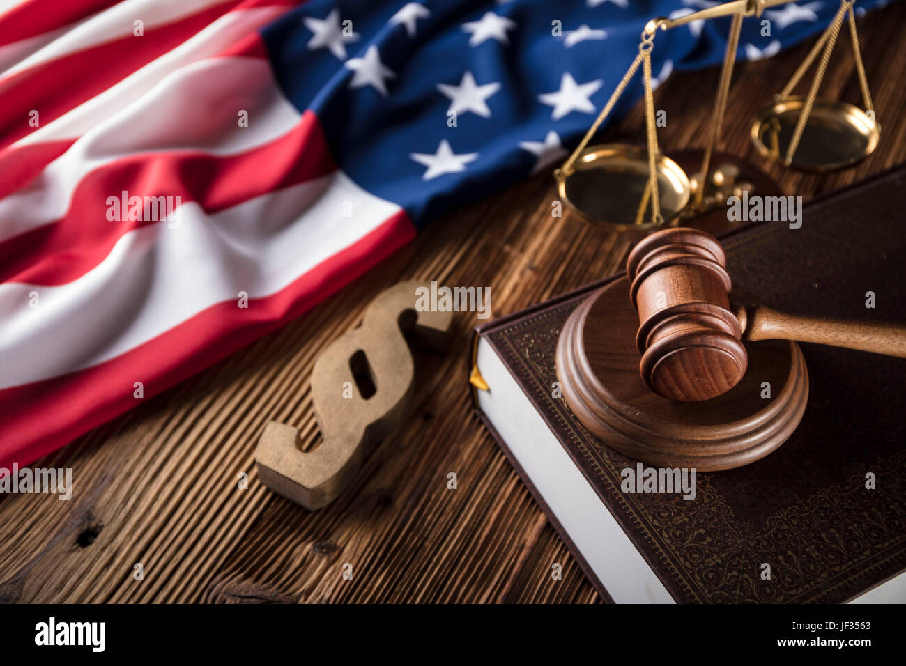 Amerikanisches Gesetz Konzept. Hammer des Richters und die amerikanische Flagge. Stockfoto