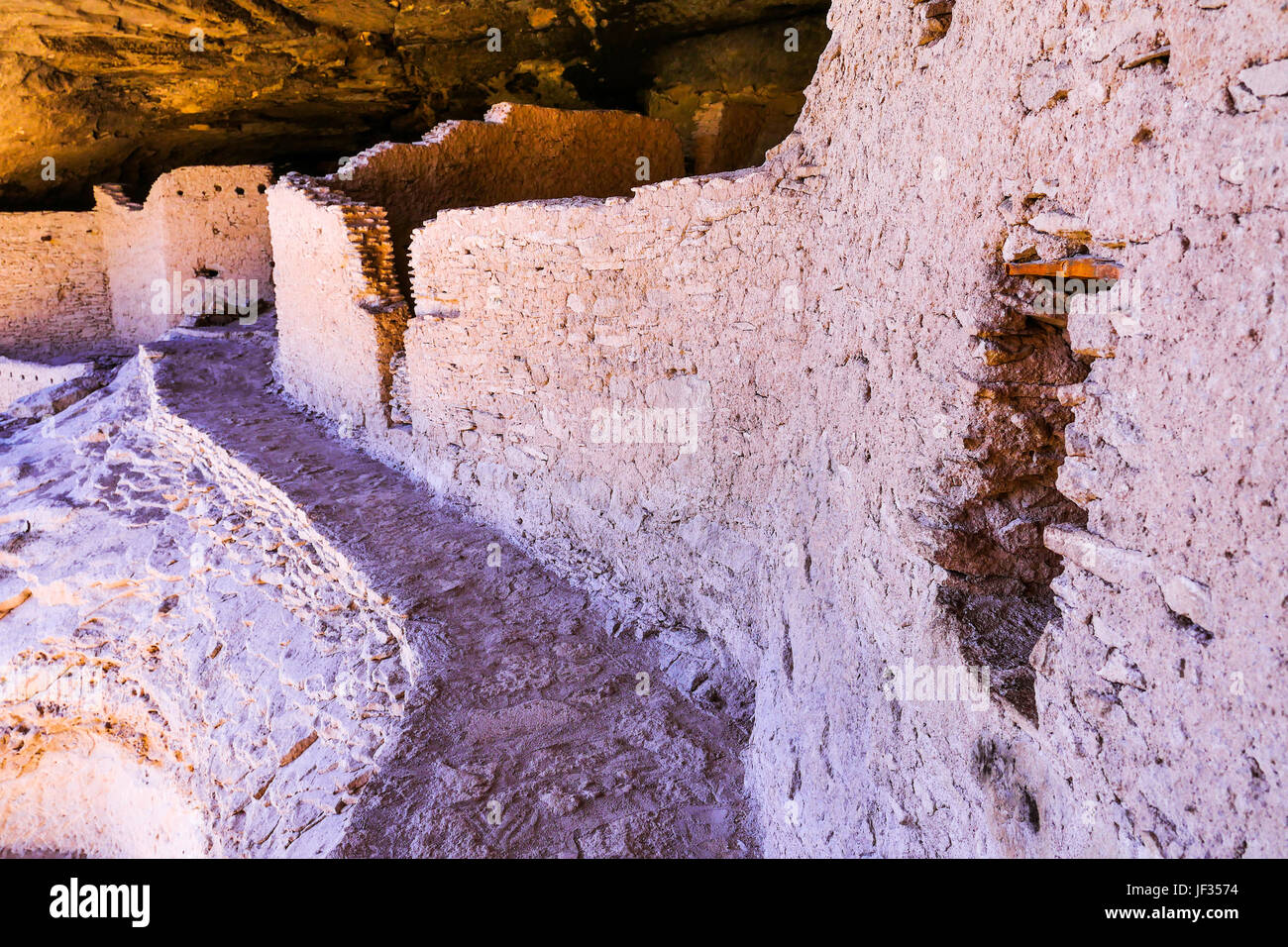 Klippe beherbergt das Gila Cliff Dwellings National Monument, in der Nähe von Silver City, New Mexico. Stockfoto