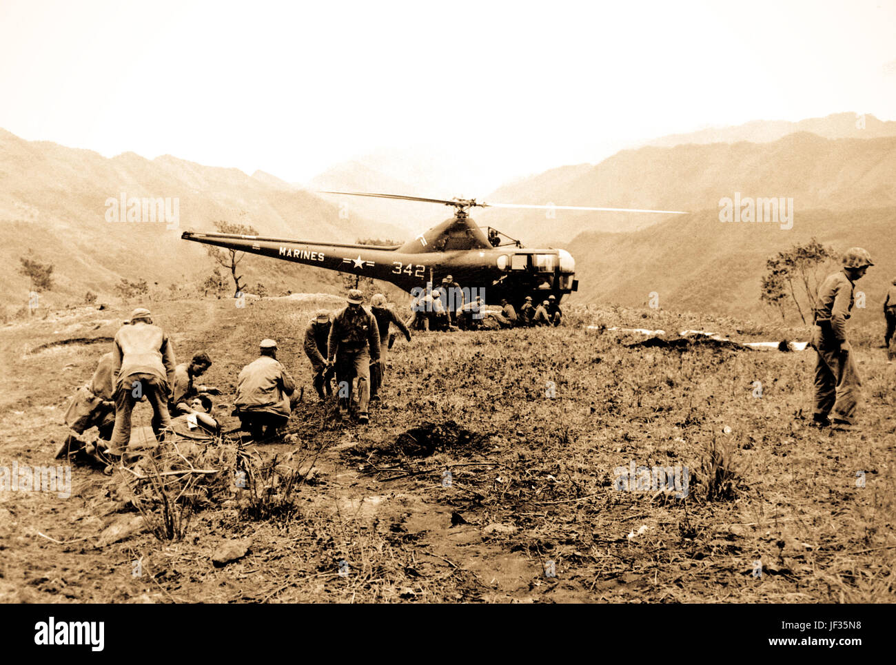 US-Marines bei Kari San Mountain verwundet sind per Hubschrauber evakuiert und in in der Nähe von Gebieten zur Behandlung ins Krankenhaus geflogen.  Marine Sanitätern bereiten drei verwundete Marines für die Evakuierung.  23. Mai 1951.  Foto von N.H. McMasters.  (Marine) Stockfoto