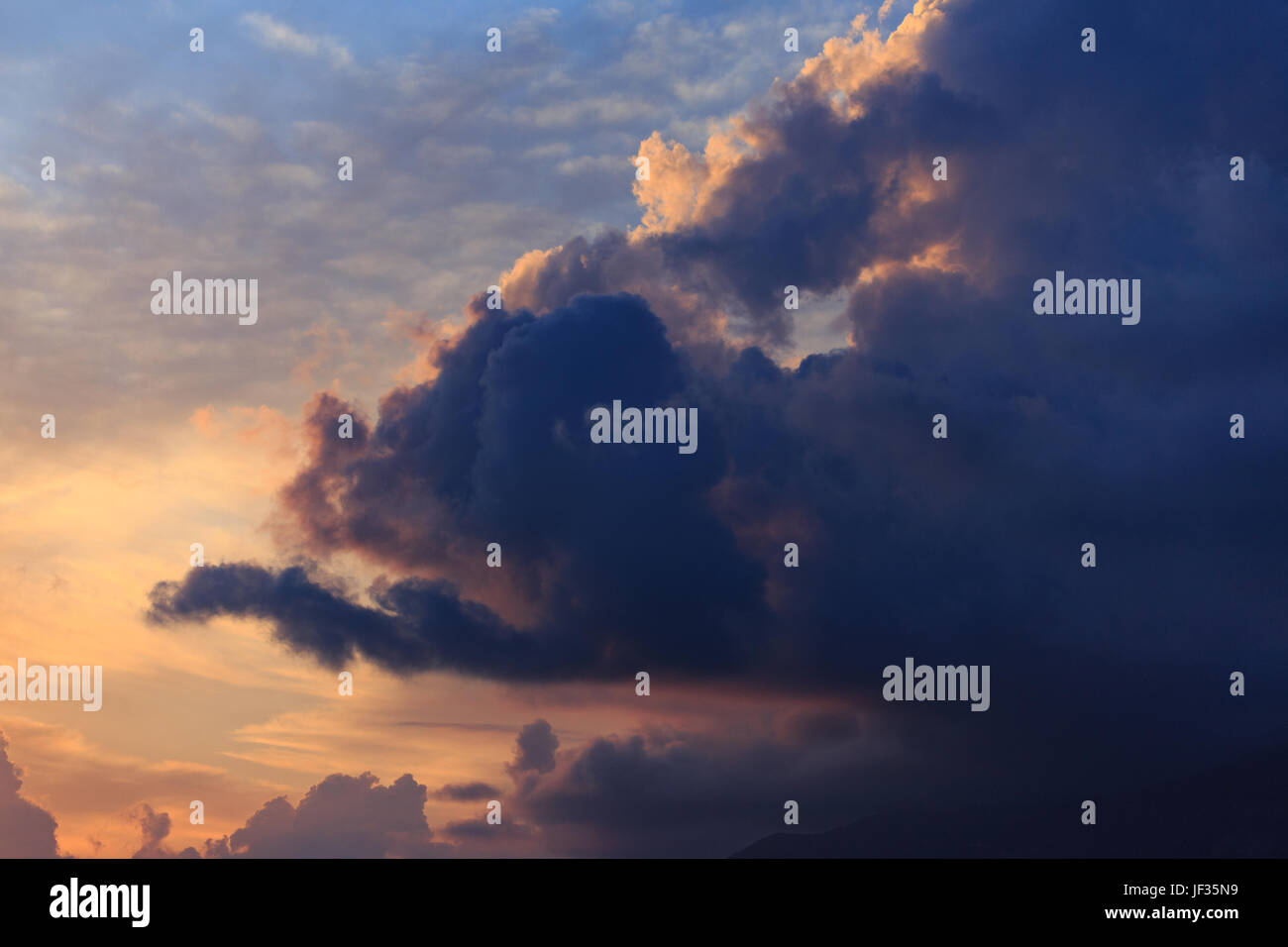 Horizontalen Schuss von Sonnenuntergang Wolke am Abend Stockfoto